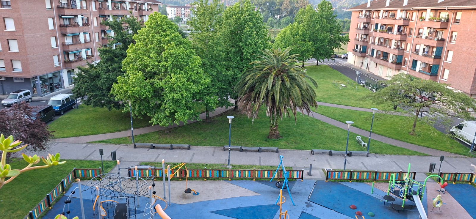 Vista aérea del Parque Artebizkarra: zona infantil, arbolado y bloques residenciales del barrio