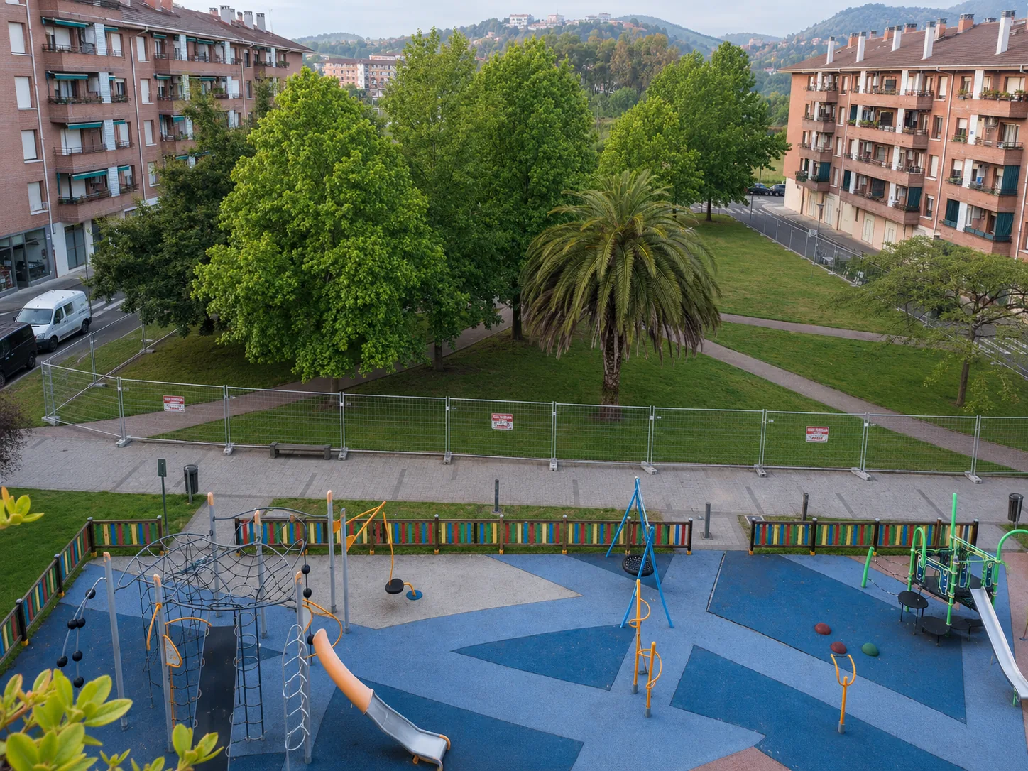 Simulación: el parque acordonado con vallas metálicas de obra, los árboles todavía en pie