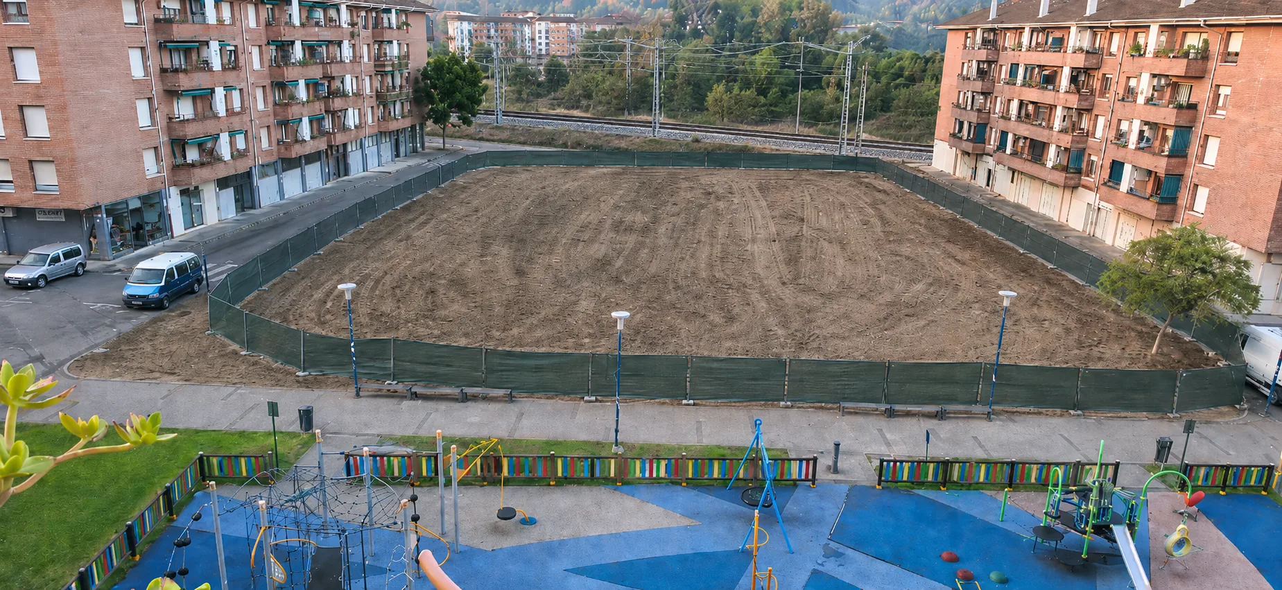 Simulación: el parque arrasado, tierra removida y vallas de obra donde antes había arbolado